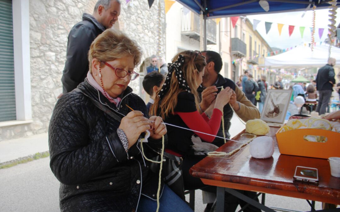 GIRANDOLE ALL’ARIA: UN ADDOBBO DI COMUNITÀ